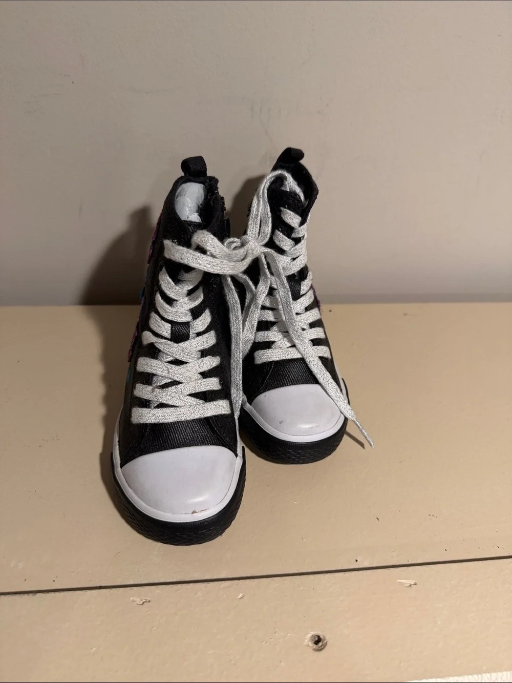 Source Unknown Black High-Top Sneakers with Multicolor Floral Embroidery
